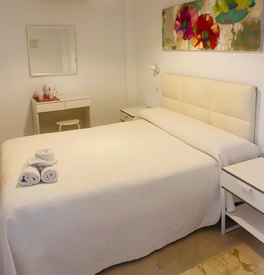 Hostal Tres Soles Nerja Extérieur photo
