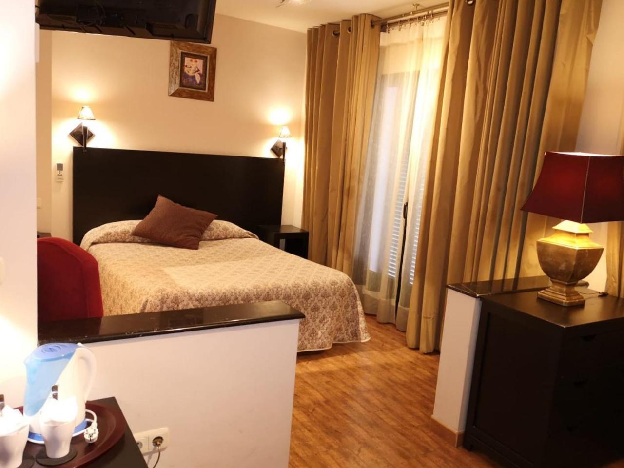 Hostal Tres Soles Nerja Extérieur photo
